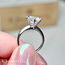 將圖片載入圖庫檢視器 Moissanite PT950 Platinum Classic Six Prong Ring