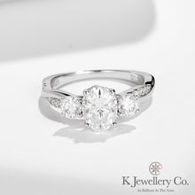 Load image into gallery viewer Moissanite Twisted Oval Cut 1.5ct + 0.75 Ring (Moissanite oval shape, 1.5 carats, three stones in a wave pattern)