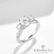 Load image into gallery viewer Moissanite Twisted Oval Cut 1.5ct + 0.75 Ring (Moissanite oval shape, 1.5 carats, three stones in a wave pattern)