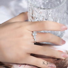 Load image into gallery viewer Moissanite Twisted Oval Cut 1.5ct + 0.75 Ring (Moissanite oval shape, 1.5 carats, three stones in a wave pattern)