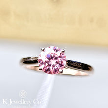 將圖片載入圖庫檢視器 18K Gold Pink Moissanite Four Prong Ring 粉紅莫桑石18K金四爪戒指
