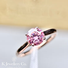 將圖片載入圖庫檢視器 18K Gold Pink Moissanite Four Prong Ring 粉紅莫桑石18K金四爪戒指