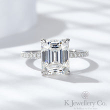 將圖片載入圖庫檢視器 Moissanite Radiant Cut/ Emerald Cut 4ct Ring 莫桑石祖母綠切/雷迪恩切圍鑲戒指