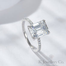 將圖片載入圖庫檢視器 Moissanite Radiant Cut/ Emerald Cut 4ct Ring 莫桑石祖母綠切/雷迪恩切圍鑲戒指