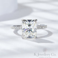 將圖片載入圖庫檢視器 Moissanite Radiant Cut/ Emerald Cut 4ct Ring 莫桑石祖母綠切/雷迪恩切圍鑲戒指