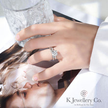 Load image into gallery viewer Moissanite Twisted Round Brilliant 2ct Ring Moissanite Round Two Card Wave Ring