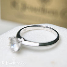 將圖片載入圖庫檢視器 Moissanite PT950 Platinum Classic Six Prong Ring