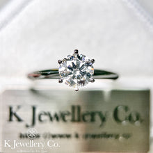 將圖片載入圖庫檢視器 Moissanite PT950 Platinum Classic Six Prong Ring