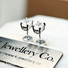 將圖片載入圖庫檢視器 Moissanite Oval Cut Earrings 莫桑石橢圓形切耳環