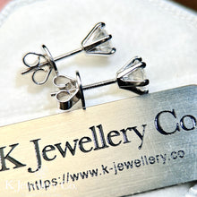 將圖片載入圖庫檢視器 Moissanite Six Prong Screw Ear Studs 莫桑石六爪螺絲耳針耳環