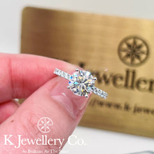 將圖片載入圖庫檢視器 Moissanite 18K Gold Hidden Halo Four Prong Ring PT950莫桑石高鑲四爪圍石戒指