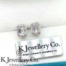 將圖片載入圖庫檢視器 Moissanite Radiant Cut/ Emerald Cut Halo Ear Studs 莫桑石祖母綠切/雷迪恩切圍鑲耳環