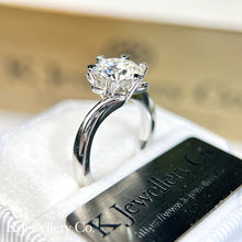 將圖片載入圖庫檢視器 Moissanite Snow Heart Prong Ring 莫桑石雪花扭臂戒指