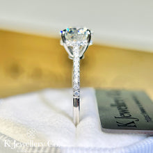 將圖片載入圖庫檢視器 Moissanite Four Prong Hidden Halo Paved Ring 莫桑石四爪隱形高托圍鑲戒指