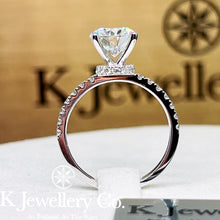 將圖片載入圖庫檢視器 Moissanite 18K Gold Hidden Halo Four Prong Ring PT950莫桑石高鑲四爪圍石戒指