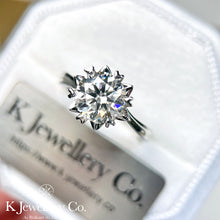將圖片載入圖庫檢視器 Moissanite Snow Heart Prong Ring 莫桑石雪花扭臂戒指