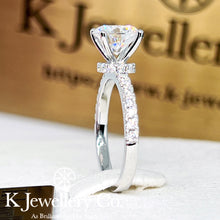 將圖片載入圖庫檢視器 Moissanite 18K Gold Hidden Halo Four Prong Ring PT950莫桑石高鑲四爪圍石戒指