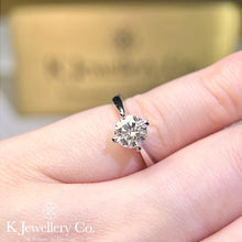 將圖片載入圖庫檢視器 Moissanite Four Claws Love Ring 莫桑石鏤空四爪戒指