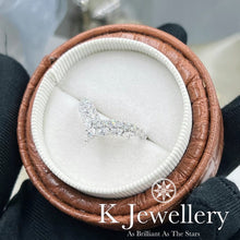 將圖片載入圖庫檢視器 Moissanite 18K Gold V Shape Princess Lace Ring