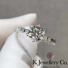 將圖片載入圖庫檢視器 Moissanite Bee My Love Ring 莫桑石蜂巢單鑽戒指