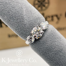 將圖片載入圖庫檢視器 Moissanite Three Stars Ring 莫桑石三鑽全莫桑戒指訂制版