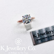 將圖片載入圖庫檢視器 Moissanite 18K Gold Classic Four Prong Ring 18K莫桑石經典四爪戒指