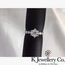 將圖片載入圖庫檢視器 Moissanite Bee My Love Ring 莫桑石蜂巢單鑽戒指