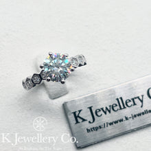 將圖片載入圖庫檢視器 Moissanite Bee My Love Ring 莫桑石蜂巢單鑽戒指