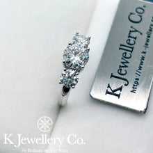 將圖片載入圖庫檢視器 Moissanite Three Stars Ring 莫桑石三鑽全莫桑戒指訂制版
