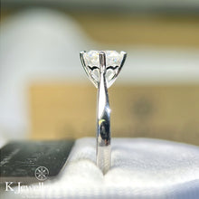 將圖片載入圖庫檢視器 Moissanite Four Claws Love Ring 莫桑石鏤空四爪戒指