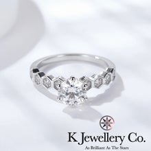 將圖片載入圖庫檢視器 Moissanite Bee My Love Ring 莫桑石蜂巢單鑽戒指