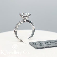 將圖片載入圖庫檢視器 Moissanite Bee My Love Ring 莫桑石蜂巢單鑽戒指