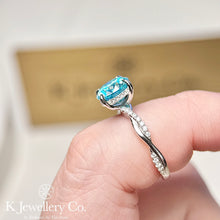 將圖片載入圖庫檢視器 Blue Moissanite Twisted Round Brilliant 2ct Ring 訂制藍色莫桑石圓形兩卡波浪戒指
