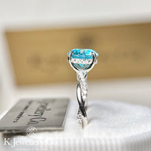 將圖片載入圖庫檢視器 Blue Moissanite Twisted Round Brilliant 2ct Ring 訂制藍色莫桑石圓形兩卡波浪戒指
