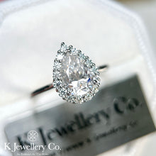 將圖片載入圖庫檢視器 Moissanite Pear Halo Ring  全莫桑石梨型圍鑲戒指
