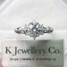 將圖片載入圖庫檢視器 Moissanite Vintage Noble Ring 莫桑石復古皇室戒指

