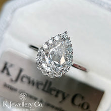 將圖片載入圖庫檢視器 Moissanite Pear Halo Ring  全莫桑石梨型圍鑲戒指
