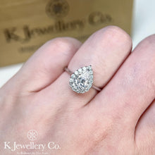 將圖片載入圖庫檢視器 Moissanite Pear Halo Ring  全莫桑石梨型圍鑲戒指
