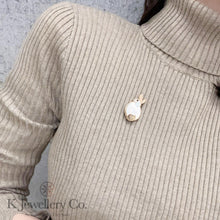 Load image into gallery viewer Tiger&#39;s Eye Mother of Pearl Brooch White Fritillary Tiger Eye Stone Rabbit Brooch 
