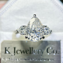 將圖片載入圖庫檢視器 Moissanite 5ct+1.72ct Pear Brilliant Ring 莫桑石華麗5卡+1.72卡水滴型愛心戒指
