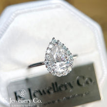 將圖片載入圖庫檢視器 Moissanite Pear Halo Ring  全莫桑石梨型圍鑲戒指
