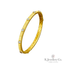 將圖片載入圖庫檢視器 Cubic Zirconia Silver Brushed Bangle 進口訂製高碳鑽純銀拉絲手鐲
