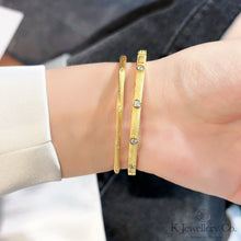 將圖片載入圖庫檢視器 Cubic Zirconia Silver Brushed Bangle 進口訂製高碳鑽純銀拉絲手鐲
