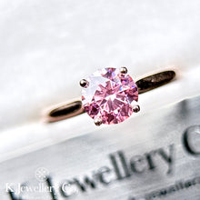 Load image into gallery viewer 18K Gold Pink Moissanite Four Prong Ring 粉紅莫桑石18K金四爪戒指
