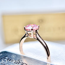 將圖片載入圖庫檢視器 18K Gold Pink Moissanite Four Prong Ring 粉紅莫桑石18K金四爪戒指
