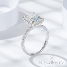 將圖片載入圖庫檢視器 Moissanite Radiant Cut/ Emerald Cut 4ct Ring 莫桑石祖母綠切/雷迪恩切圍鑲戒指
