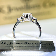將圖片載入圖庫檢視器 Moissanite Heart Ring 莫桑石心型唯一戒指
