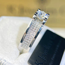將圖片載入圖庫檢視器 Moissanite Men Horn Paved Ring 莫桑石男款牛角微鑲戒指
