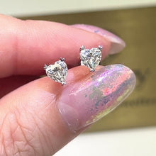 Load the video into the gallery viewer and play, Moissanite Heart Earrings 莫桑石愛心石耳環
