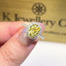將影片載入圖庫檢視器並播放，Moissanite Yellow Oval Halo Ring 訂制版黃色莫桑石鵝蛋形圍鑲戒指
